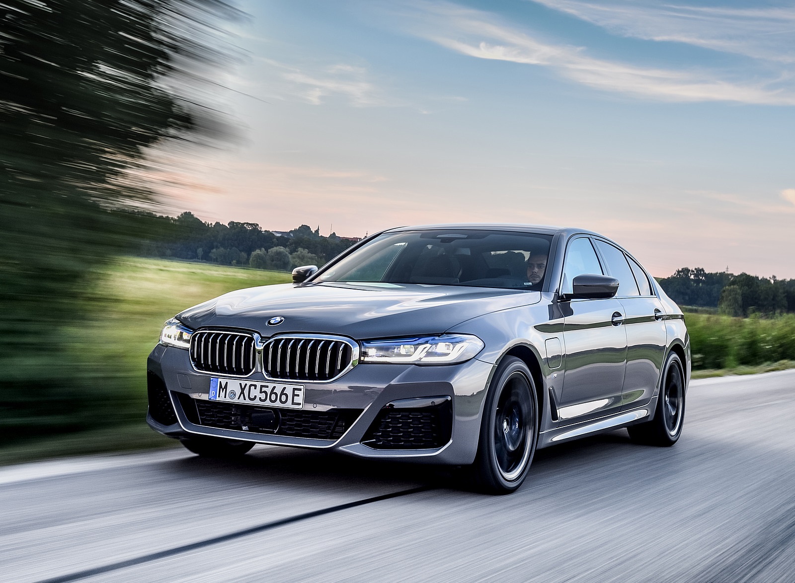 2021 BMW 545e xDrive Front Three-Quarter Wallpapers  (6)