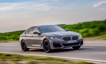 2021 BMW 545e xDrive Front Three-Quarter Wallpapers  450x275 (19)