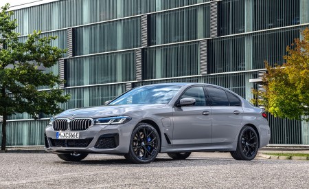 2021 BMW 545e xDrive Front Three-Quarter Wallpapers 450x275 (45)