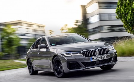 2021 BMW 545e xDrive Front Three-Quarter Wallpapers 450x275 (29)