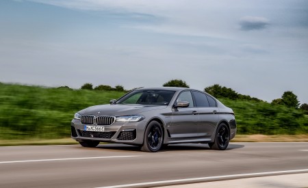 2021 BMW 545e xDrive Front Three-Quarter Wallpapers 450x275 (20)