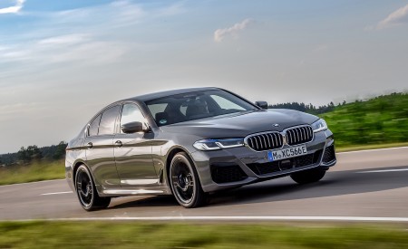 2021 BMW 545e xDrive Front Three-Quarter Wallpapers 450x275 (9)