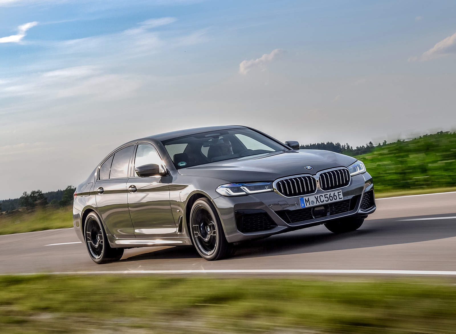 2021 BMW 545e xDrive Front Three-Quarter Wallpapers (9)