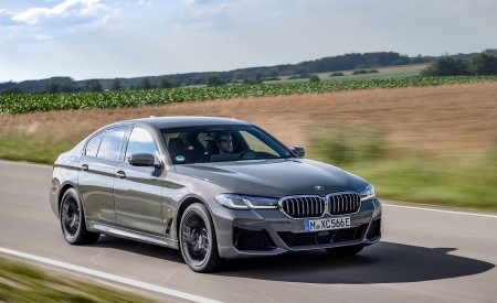 2021 BMW 545e xDrive Front Three-Quarter Wallpapers 450x275 (7)