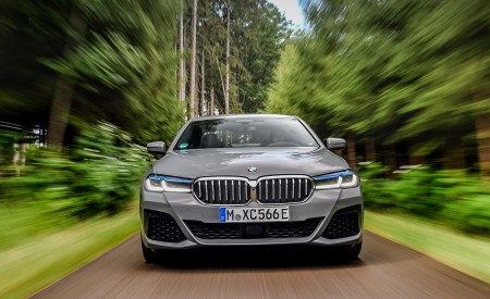 2021 BMW 545e xDrive Front Wallpapers  450x275 (35)