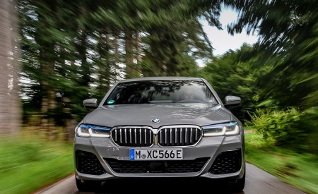2021 BMW 545e xDrive Front Wallpapers 450x275 (37)