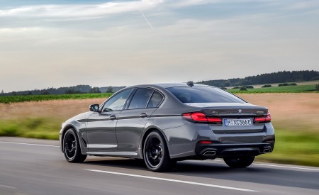 2021 BMW 545e xDrive Rear Three-Quarter Wallpapers  450x275 (30)