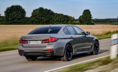 2021 BMW 545e xDrive Rear Three-Quarter Wallpapers  450x275 (22)