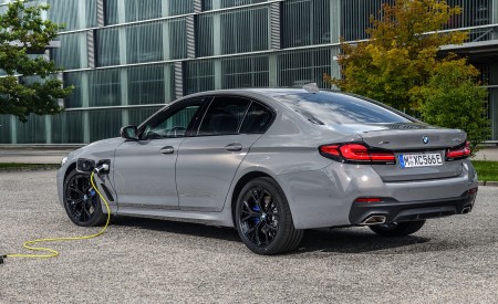 2021 BMW 545e xDrive Rear Three-Quarter Wallpapers  450x275 (62)