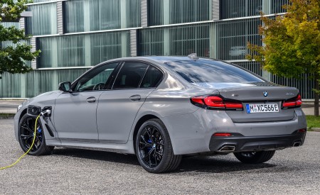 2021 BMW 545e xDrive Rear Three-Quarter Wallpapers  450x275 (63)