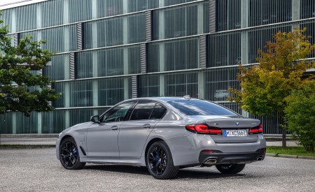 2021 BMW 545e xDrive Rear Three-Quarter Wallpapers  450x275 (54)