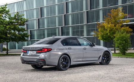 2021 BMW 545e xDrive Rear Three-Quarter Wallpapers  450x275 (55)