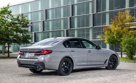 2021 BMW 545e xDrive Rear Three-Quarter Wallpapers 450x275 (46)