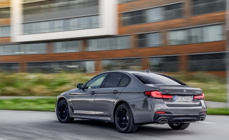 2021 BMW 545e xDrive Rear Three-Quarter Wallpapers 450x275 (31)