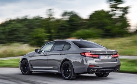 2021 BMW 545e xDrive Rear Three-Quarter Wallpapers 450x275 (23)