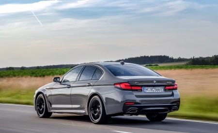 2021 BMW 545e xDrive Rear Three-Quarter Wallpapers 450x275 (8)