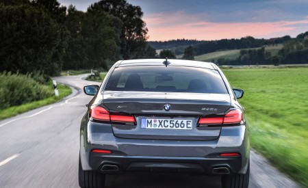 2021 BMW 545e xDrive Rear Wallpapers 450x275 (24)