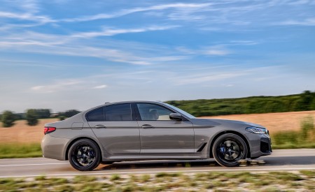 2021 BMW 545e xDrive Side Wallpapers  450x275 (32)