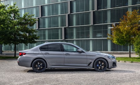 2021 BMW 545e xDrive Side Wallpapers 450x275 (48)