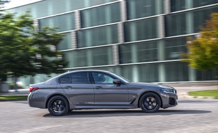 2021 BMW 545e xDrive Side Wallpapers 450x275 (40)