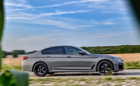 2021 BMW 545e xDrive Side Wallpapers 450x275 (34)