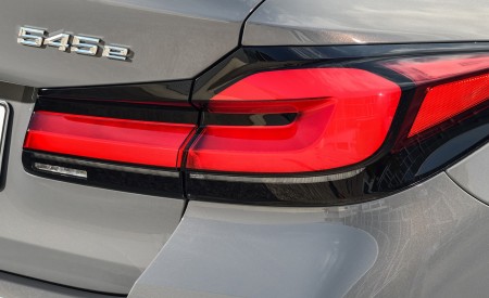 2021 BMW 545e xDrive Tail Light Wallpapers 450x275 (67)