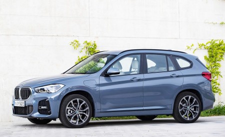2021 BMW X1 xDrive25e Front Three-Quarter Wallpapers 450x275 (26)