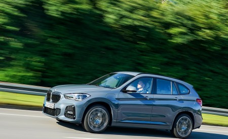 2021 BMW X1 xDrive25e Front Three-Quarter Wallpapers 450x275 (14)