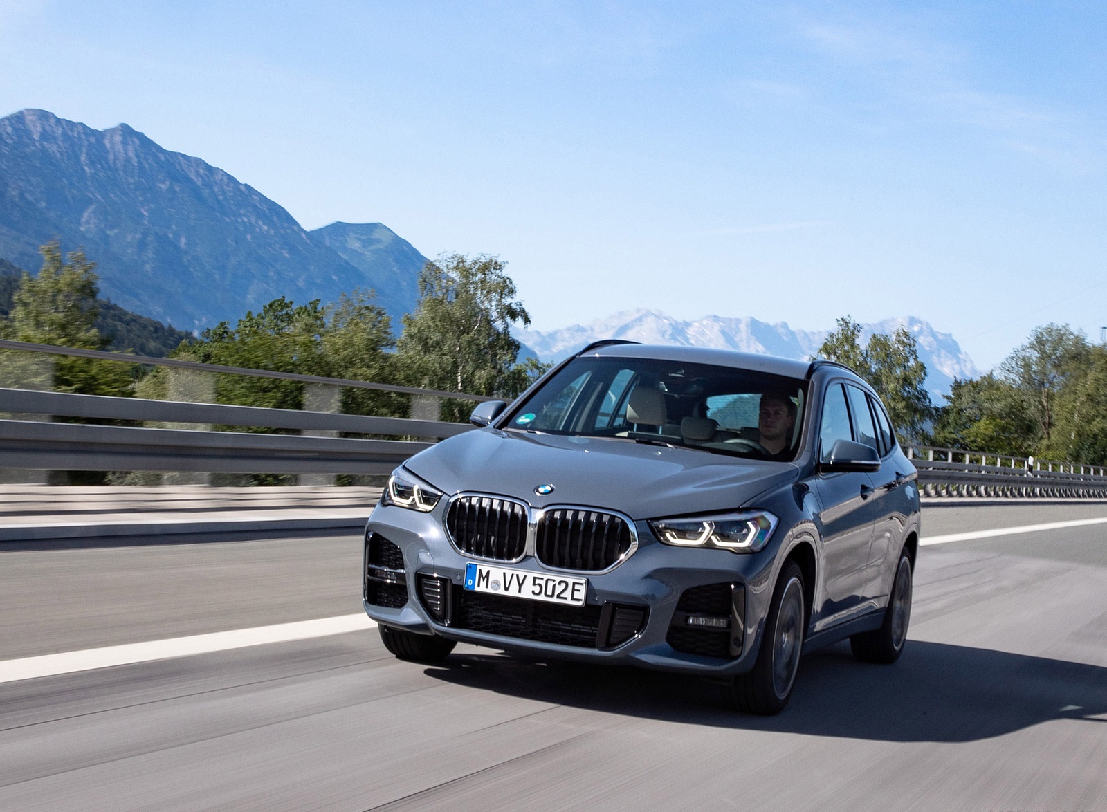2021 BMW X1 xDrive25e Front Wallpapers (11)