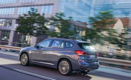 2021 BMW X1 xDrive25e Rear Three-Quarter Wallpapers  450x275 (16)