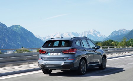 2021 BMW X1 xDrive25e Rear Three-Quarter Wallpapers  450x275 (18)