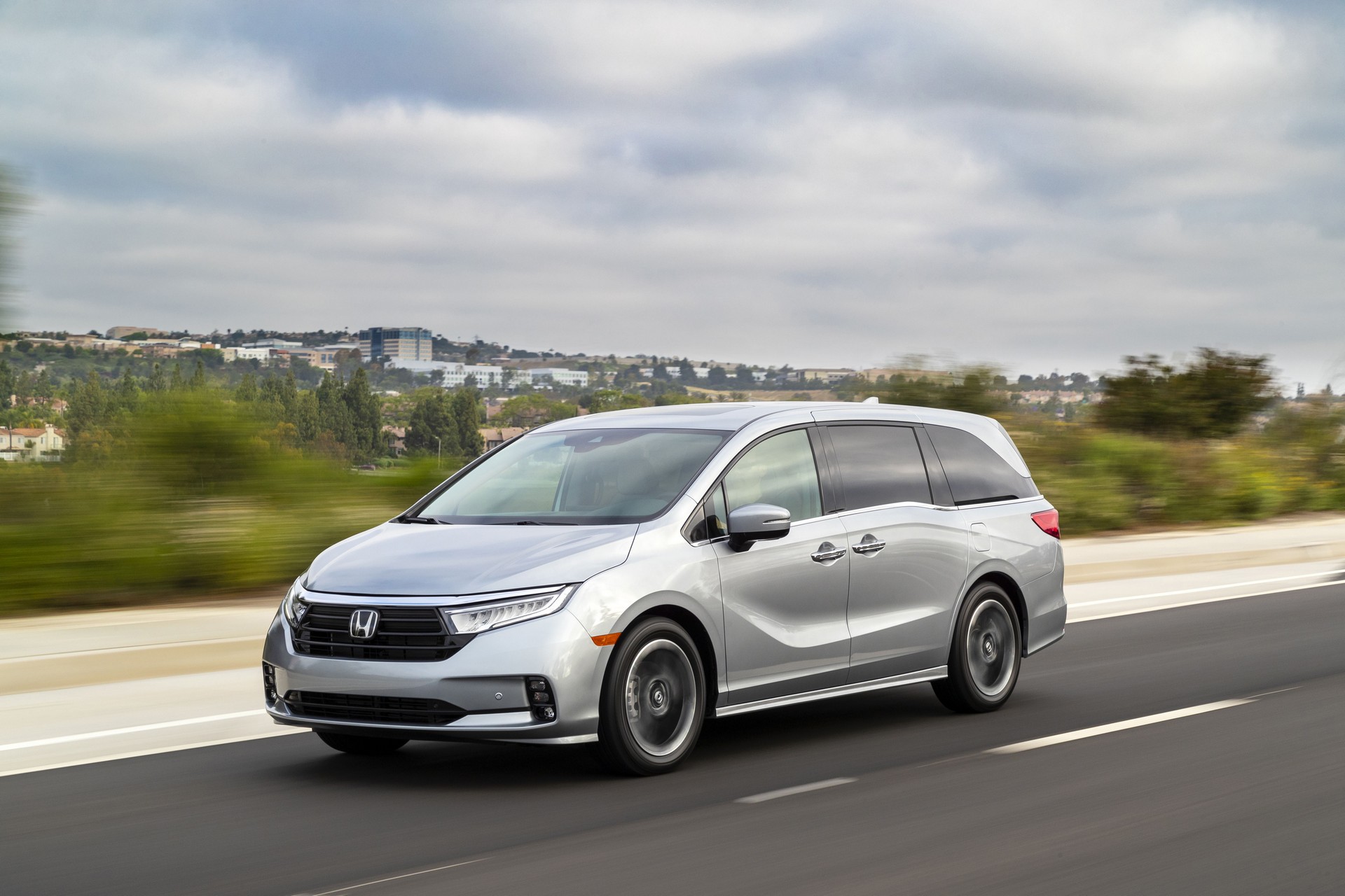2021 Honda Odyssey Front Three-Quarter Wallpapers (12)