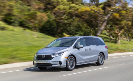 2021 Honda Odyssey Front Three-Quarter Wallpapers 450x275 (3)