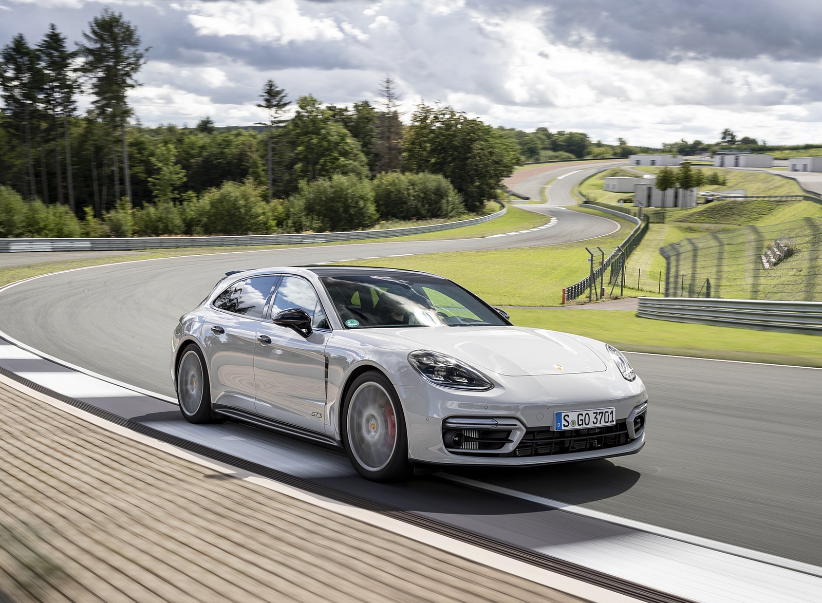 2021 Porsche Panamera GTS Sport Turismo (Color: Crayon) Front Three-Quarter Wallpapers (13)