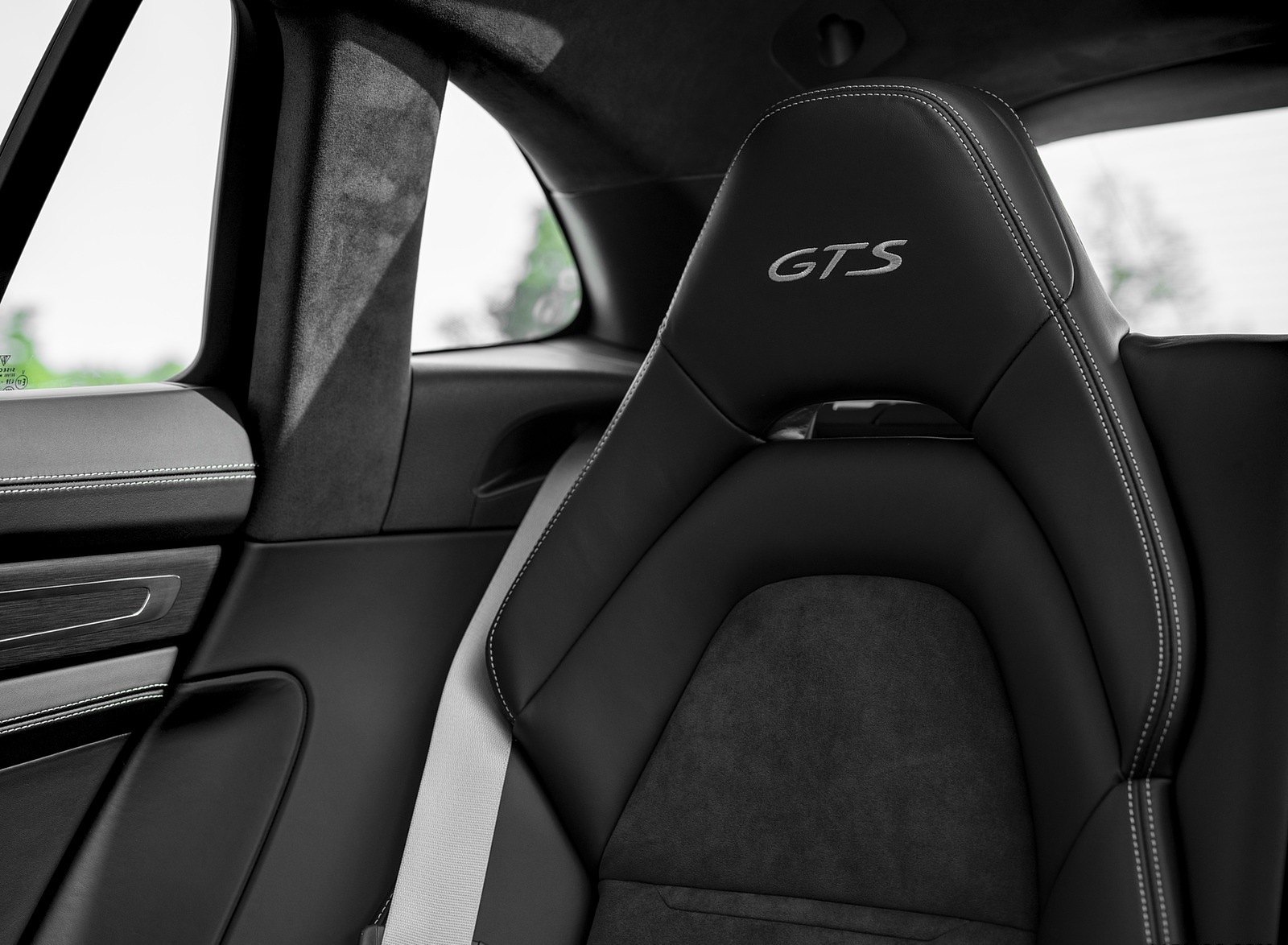 2021 Porsche Panamera GTS Sport Turismo (Color: Crayon) Interior Rear Seats Wallpapers #63 of 64