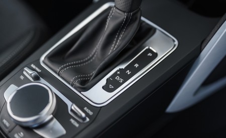 2021 Audi Q2 35 TFSI (UK-Spec) Central Console Wallpapers  450x275 (180)