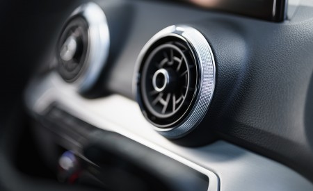 2021 Audi Q2 35 TFSI (UK-Spec) Central Console Wallpapers  450x275 (175)