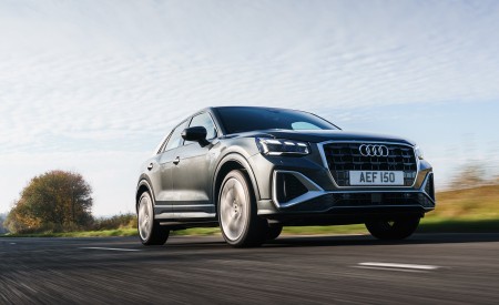2021 Audi Q2 35 TFSI (UK-Spec) Front Three-Quarter Wallpapers  450x275 (96)