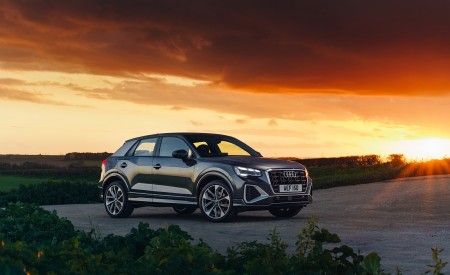 2021 Audi Q2 35 TFSI (UK-Spec) Front Three-Quarter Wallpapers 450x275 (122)