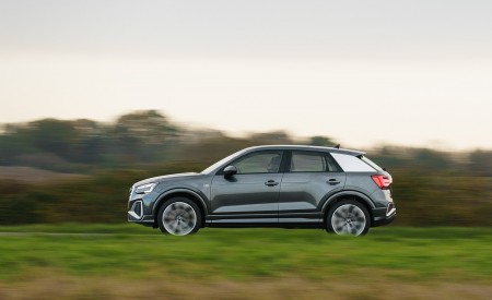 2021 Audi Q2 35 TFSI (UK-Spec) Side Wallpapers  450x275 (120)