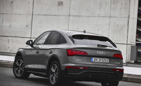 2021 Audi Q5 Sportback (Color: Daytona Grey) Rear Three-Quarter Wallpapers 450x275 (37)