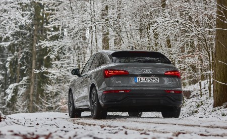 2021 Audi Q5 Sportback (Color: Daytona Grey) Rear Three-Quarter Wallpapers 450x275 (35)