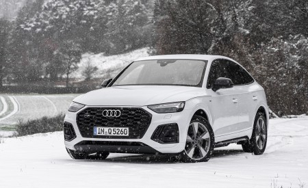2021 Audi Q5 Sportback (Color: Glacier White) Front Three-Quarter Wallpapers  450x275 (17)