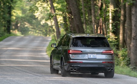 2021 Audi SQ7 (US-Spec) Rear Wallpapers 450x275 (4)