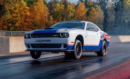 2021 Dodge Challenger Mopar Drag Pak Front Three-Quarter Wallpapers 450x275 (3)