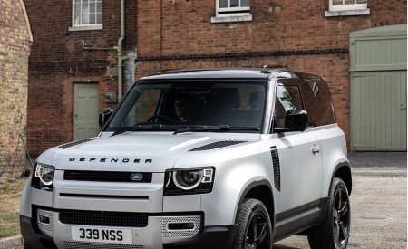 2021 Land Rover Defender 90 Front Three-Quarter Wallpapers  450x275 (25)