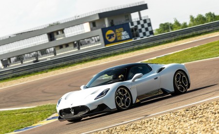 2021 Maserati MC20 (Color: Bianco Audace) Front Three-Quarter Wallpapers 450x275 (43)