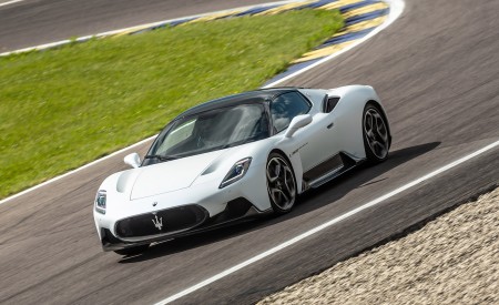 2021 Maserati MC20 (Color: Bianco Audace) Front Three-Quarter Wallpapers 450x275 (44)