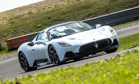 2021 Maserati MC20 (Color: Bianco Audace) Front Three-Quarter Wallpapers 450x275 (46)