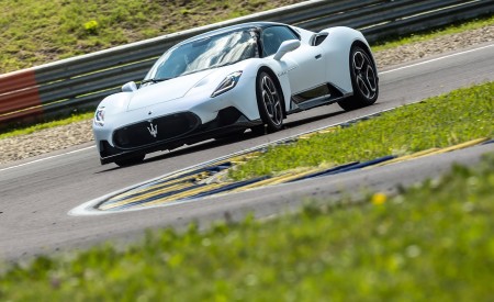 2021 Maserati MC20 (Color: Bianco Audace) Front Three-Quarter Wallpapers 450x275 (48)